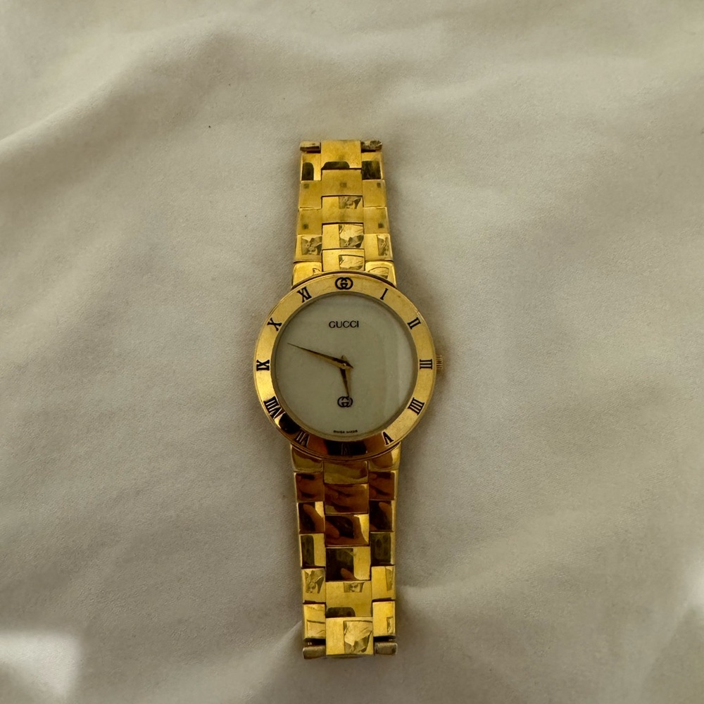 Gucci 3300.2.M gold watch